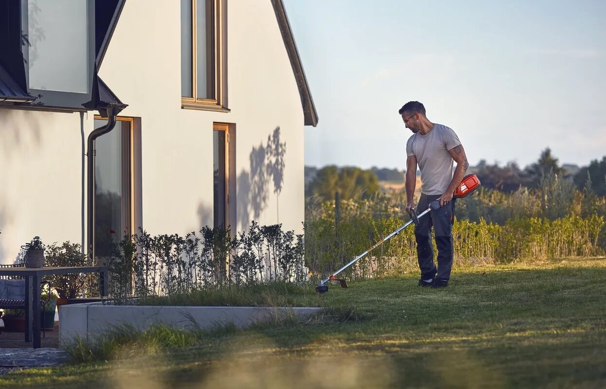 Przegląd kos i podkaszarek – jak wybrać model dopasowany do ogrodu?