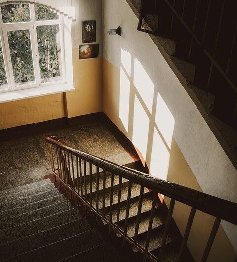 Jak podłączyć łącznik schodowy? Praktyczny poradnik