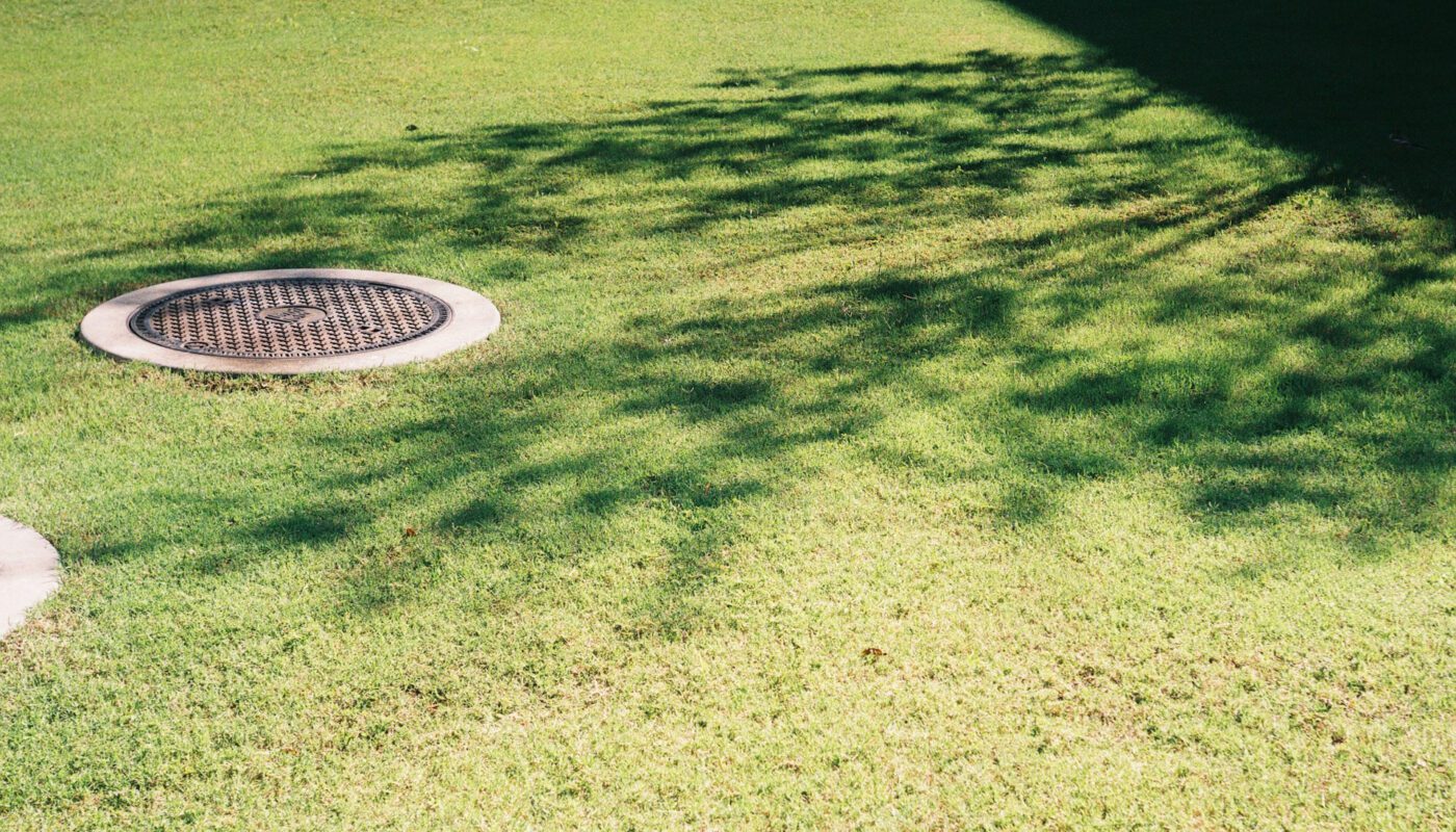 Polimerbeton vs beton tradycyjny w odwodnieniach liniowych - porównanie właściwości technicznych