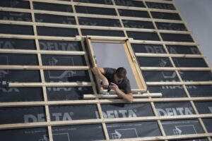 Okno dachowe w starym dachu – kiedy warto je wymienić?