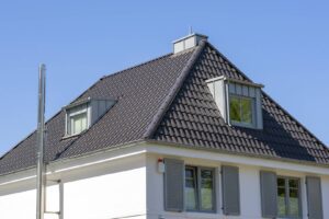 Dach czterospadowy – kompleksowy poradnik inwestora oczami doświadczonego dekarza