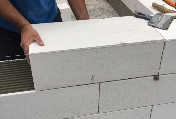 Jak uniknąć pęknięć ścian przy łączeniu różnych materiałów?