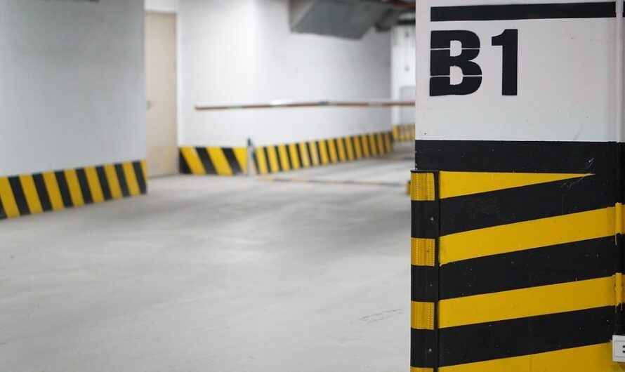 Czy można parkować tyłem do budynku? Sprawdź przepisy