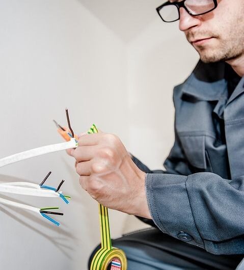 Jak doprowadzić prąd do działki bez problemów: kroki koszty i formalności