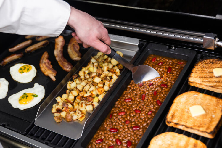 Od śniadania po rzemieślniczą pizzę. System "Do More" w grillach na Twoim tarasie.