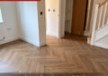 Panele winylowe klejone czy na klik – co wybrać do domu z ogrzewaniem podłogowym?