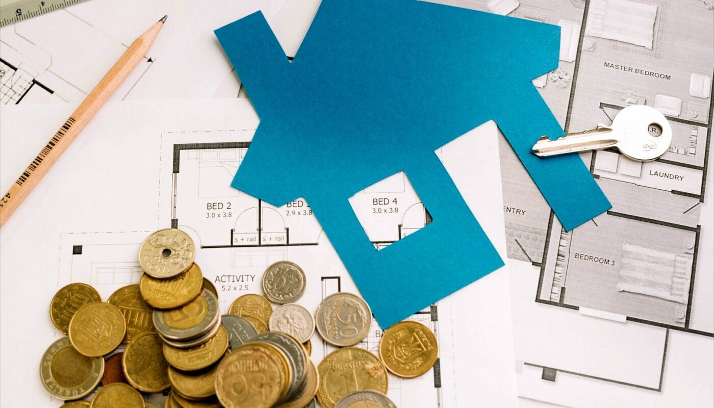 Projekty domów tanich w budowie, papierowy dom z wycinanki, klucz i monety