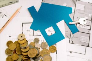 Projekty domów tanich w budowie, papierowy dom z wycinanki, klucz i monety